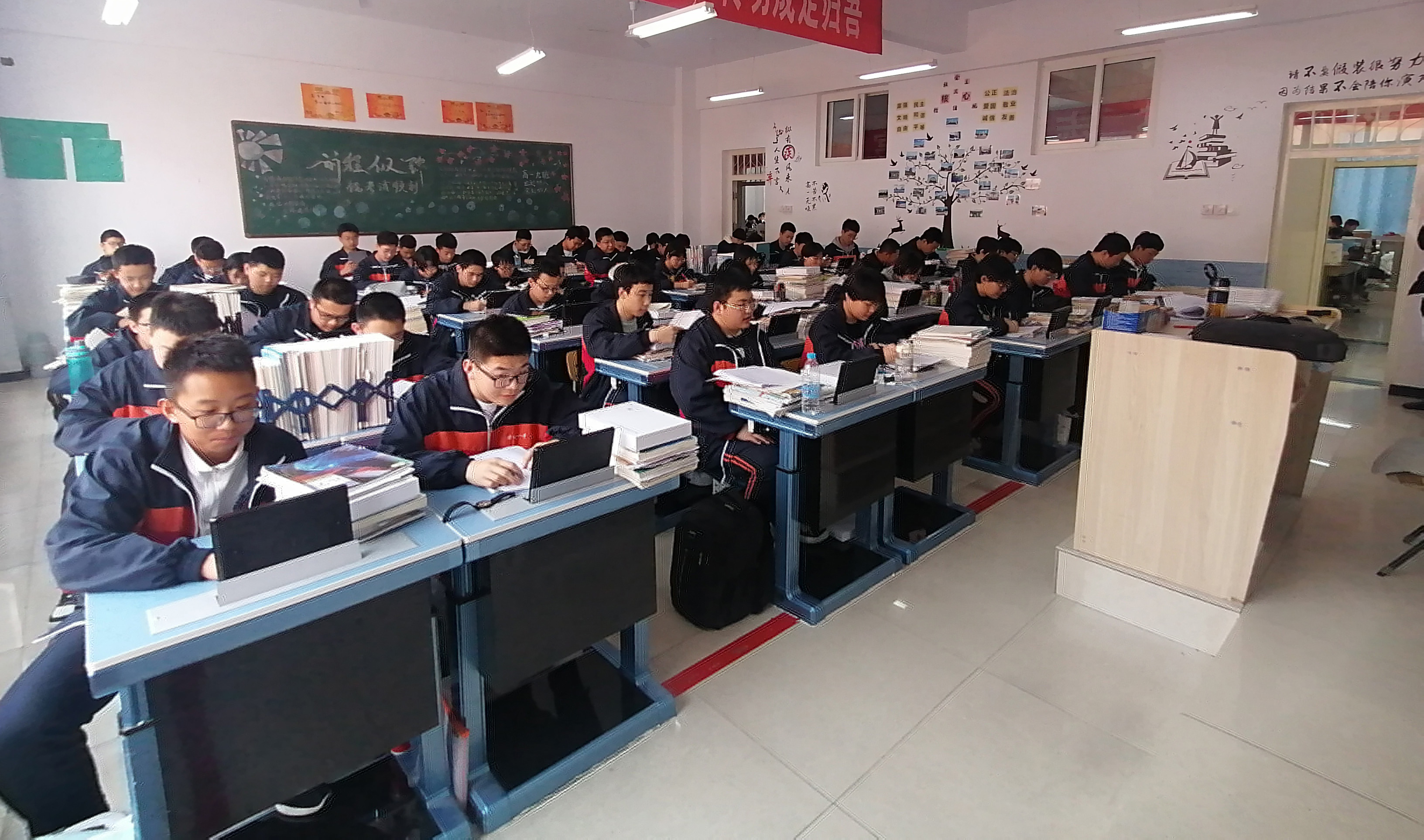 看，这所学校智慧课堂牛了！